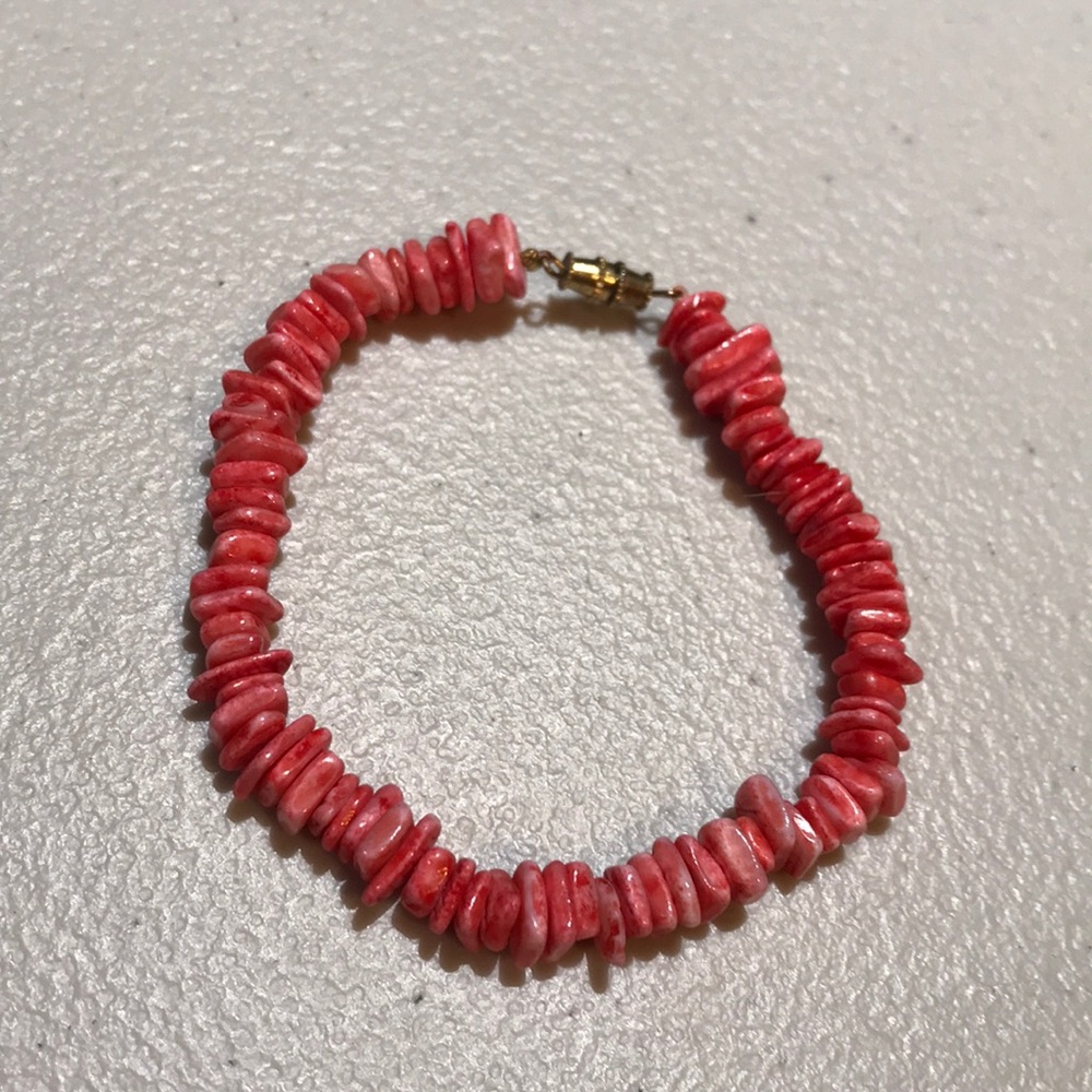 NWOT Coral Color Shell Bracelet